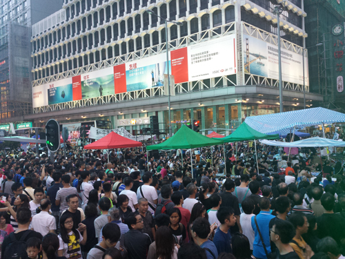 Ẩu đả bùng phát tại quận mua sắm chủ chốt của Hong Kong ảnh 1